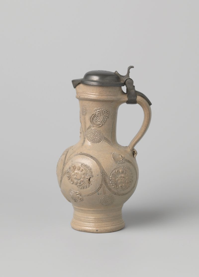 Jarra de cerámica con scrolls florales de Artista Desconocido