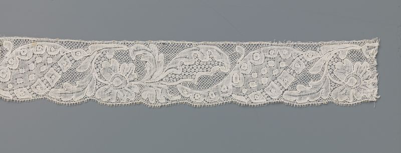 Obra de renda com uma flor cercada por folhas de Unknown Artist
