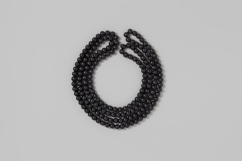Ketting van zwarte houten ronde kralen, madeira, artista desconhecido