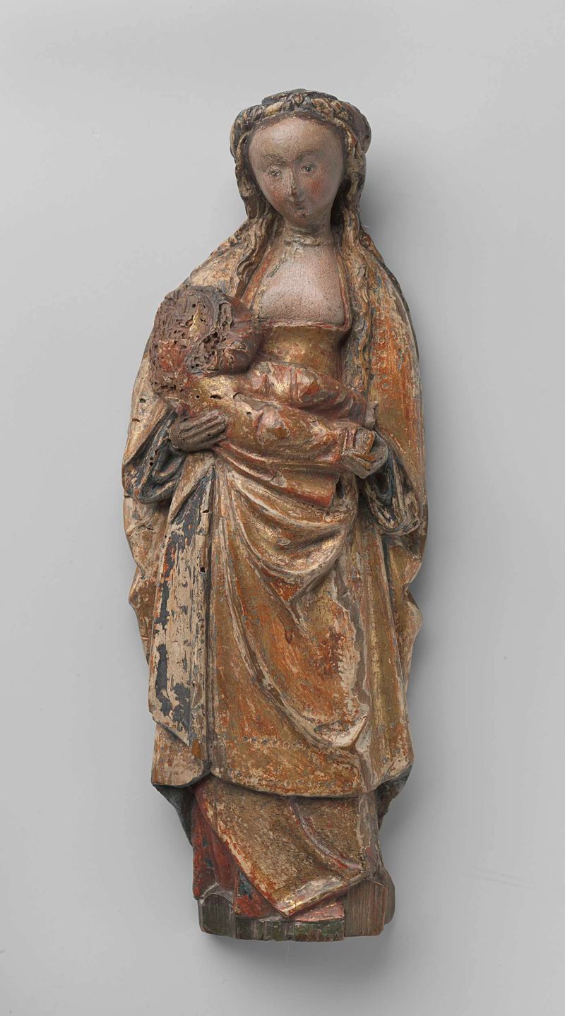 Virgem e Criança, escultura em nogueira de Artista Desconhecido, retratando uma mãe segurando seu filho.