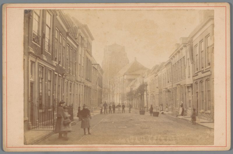 Cena de rua holandesa com telhados em gable e paralelepípedos de Abraham Frelier, albumina
