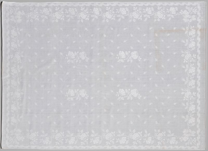 Textil con un patrón de rosas sobre lino de un artista desconocido