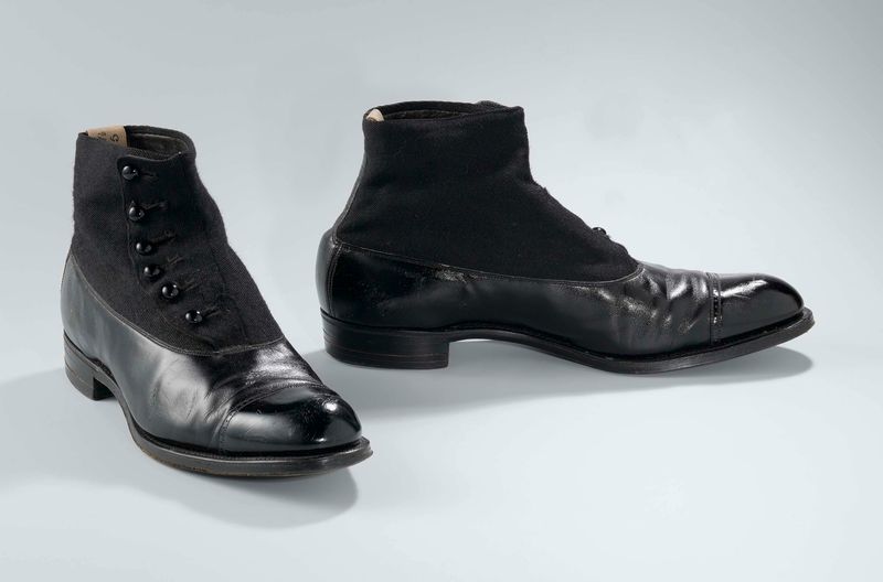 Korte herenlaars van lakleer de K shoes, calzado de cuero con detalles de tela