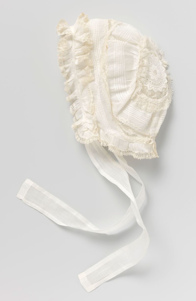 Trabalho têxtil com tecido branco, bordado e renda de Unknown Artist