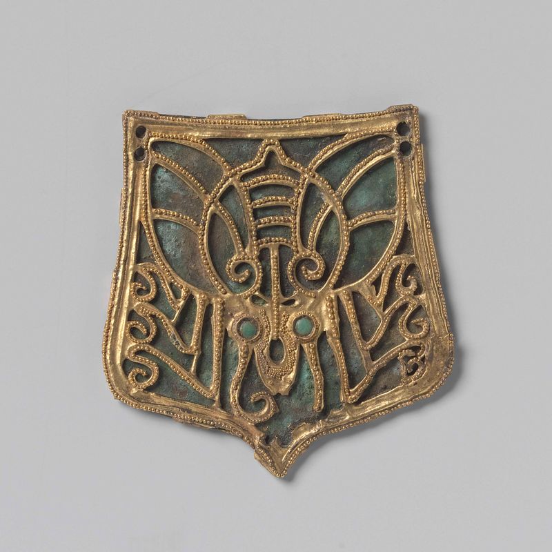 Dos adornos de ropa hechos de oro y bronce por Unknown Artist