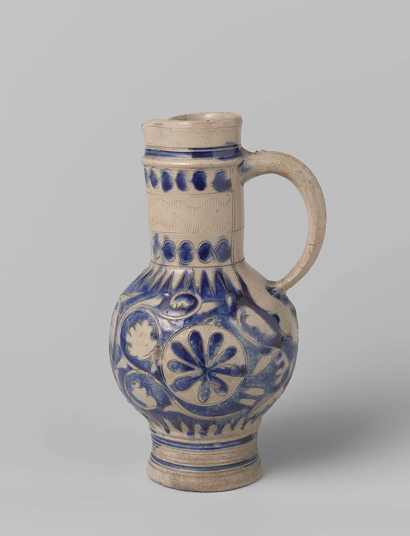 Jarra de cerámica con motivos florales de un artista desconocido