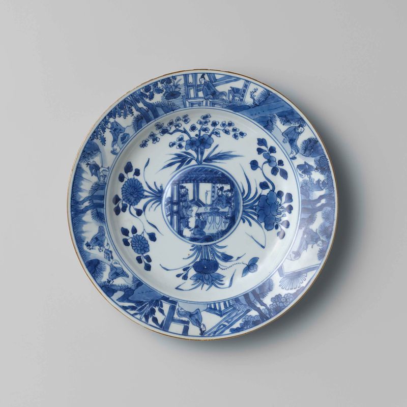 Plato de cerámica con flores y figuras de Autor Desconocido