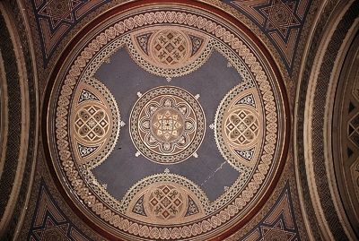 Fresco de Eva Bollert com padrões intrincados no teto e na parede