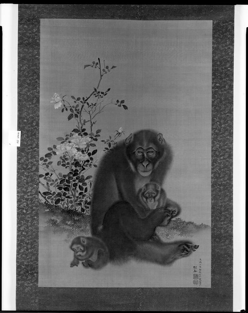 Obra de seda Ukiyo-e de Mori Sosen mostrando uma mãe macaca com dois filhos