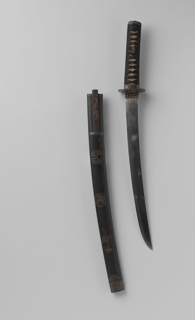 Menuki con forma de muñecas y tsuba con decoración en relieve, metal de Yoshimitsu