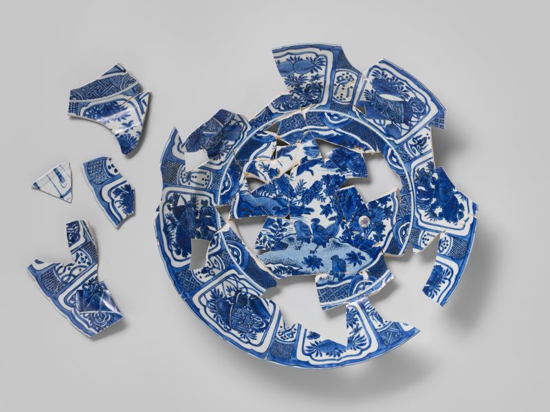 Grande prato de porcelana chinesa, artista desconhecido, meio de osso
