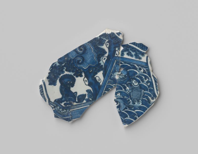 Fragment schotel uit V.O.C.-schip de 'Witte Leeuw', meio osso, Unknown Artist