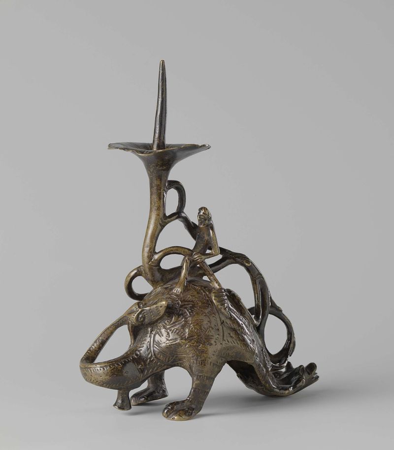 Candelabro gótico representando um cavaleiro e um dragão, metal, artista desconhecido, c. 1200-1250