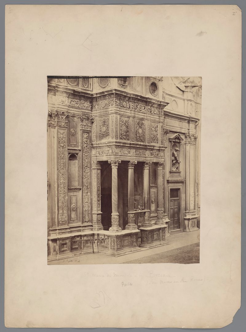 Santa Maria dei Miracoli em Brescia, impressão em albumina de Giacomo Rossetti, mostrando a fachada intrincada da igreja.