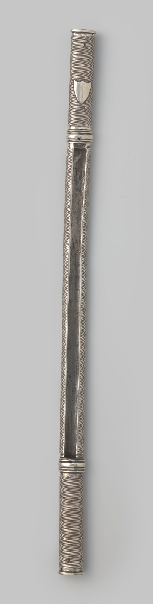 Arte decorativo ovalado en metal de Martinus van Leeuwen con patrones de olas en índigo y cerúleo.