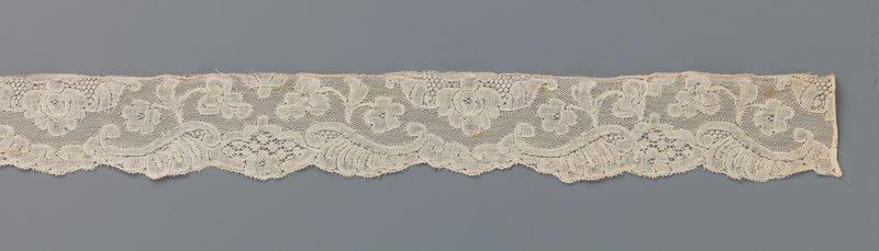 Obra de encaje de Unknown Artist con un cartucho trilobulado y una flor colgante.