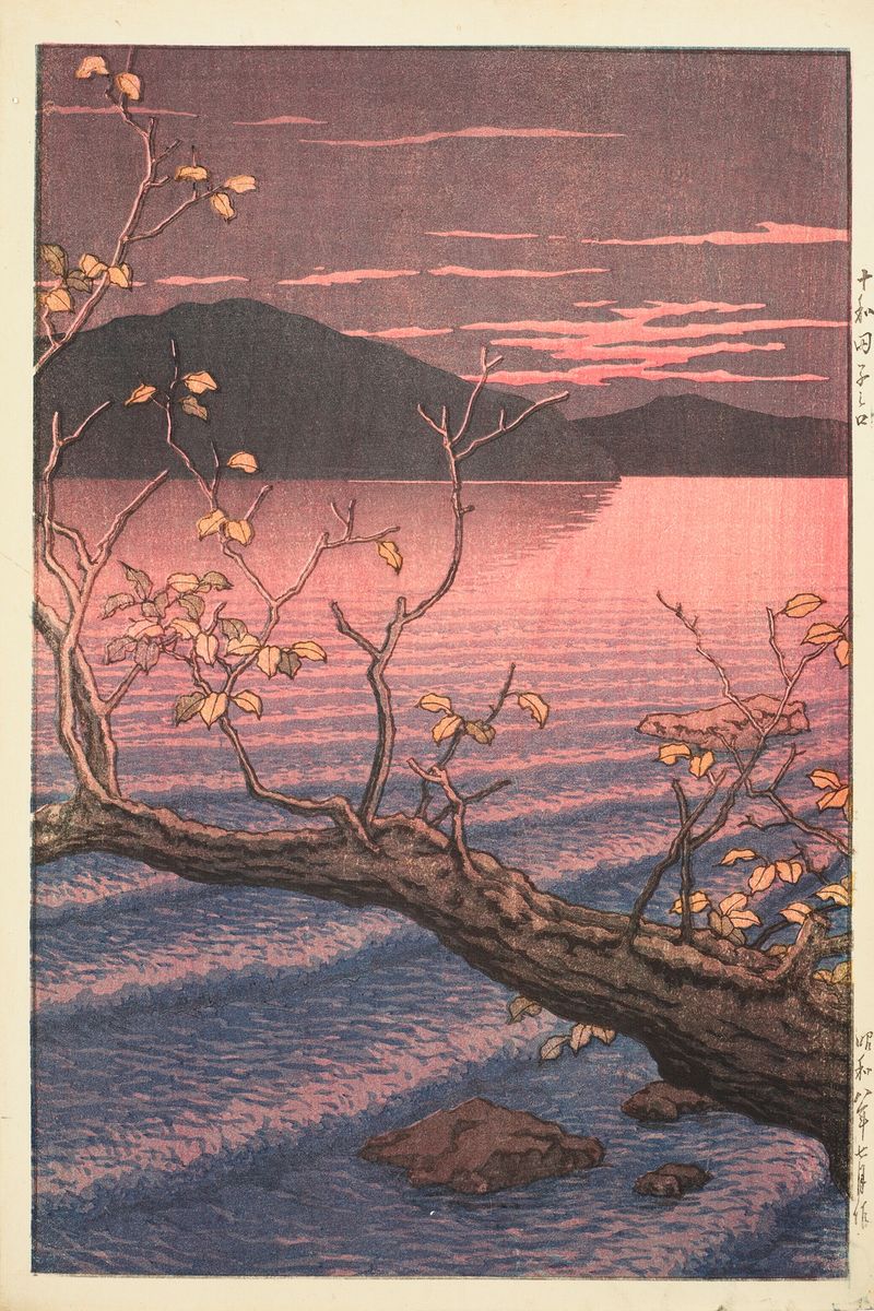 Paisaje Ukiyo-e del Lago Towada por Kawase Hasui, con tonos crepusculares y agua ondulante