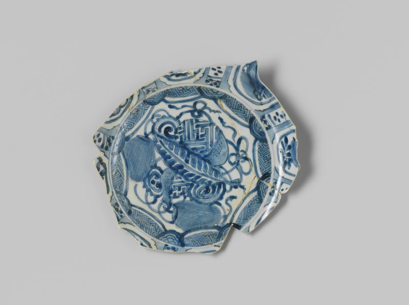 Fragment bord uit V.O.C.-schip de 'Witte Leeuw', talla en hueso de Unknown Artist