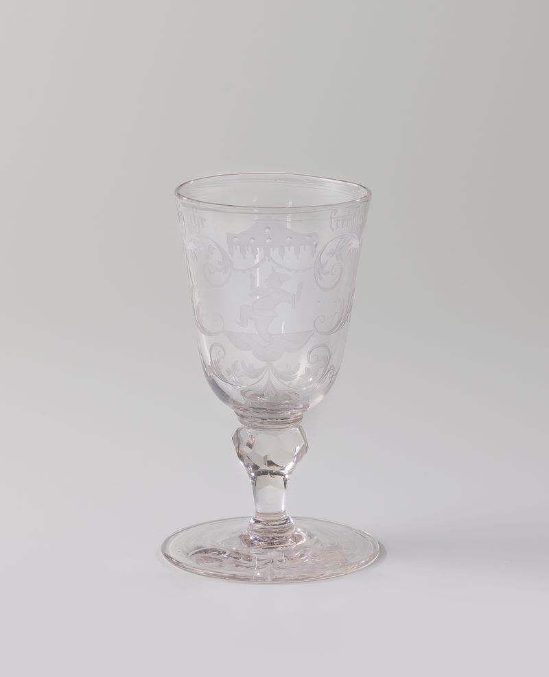 Goblet de vidro com figura chinesa dançante de Unknown Artist