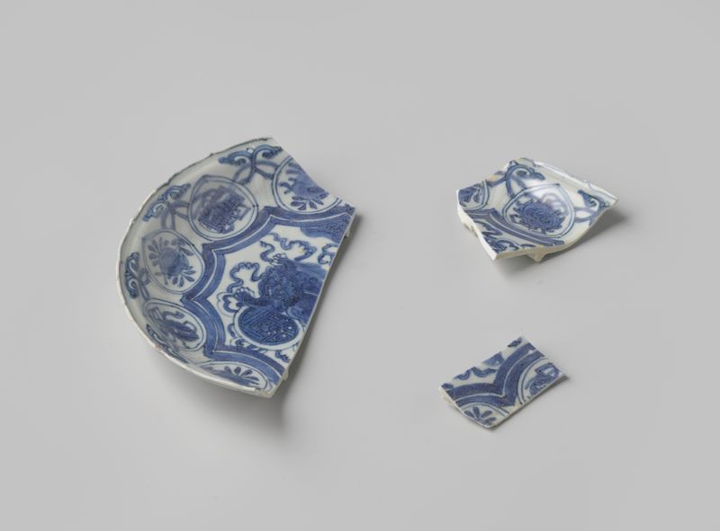 Fragmentos de un plato del barco VOC 'Witte leeuw', medio de hueso, Artista Desconocido