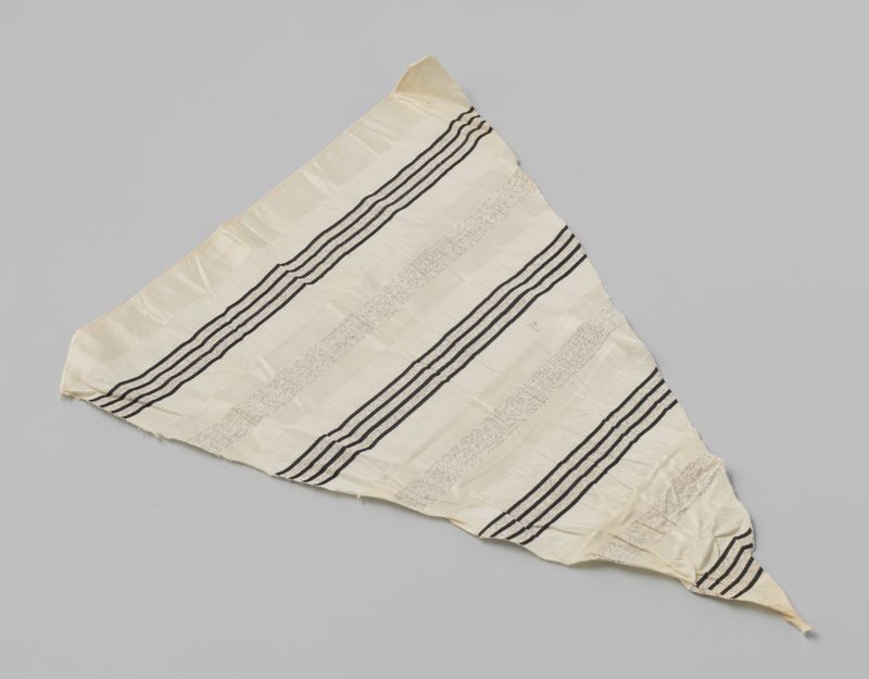 Têxtil de Gustav Schnitzler com listras de crêpe e cetim em várias cores.