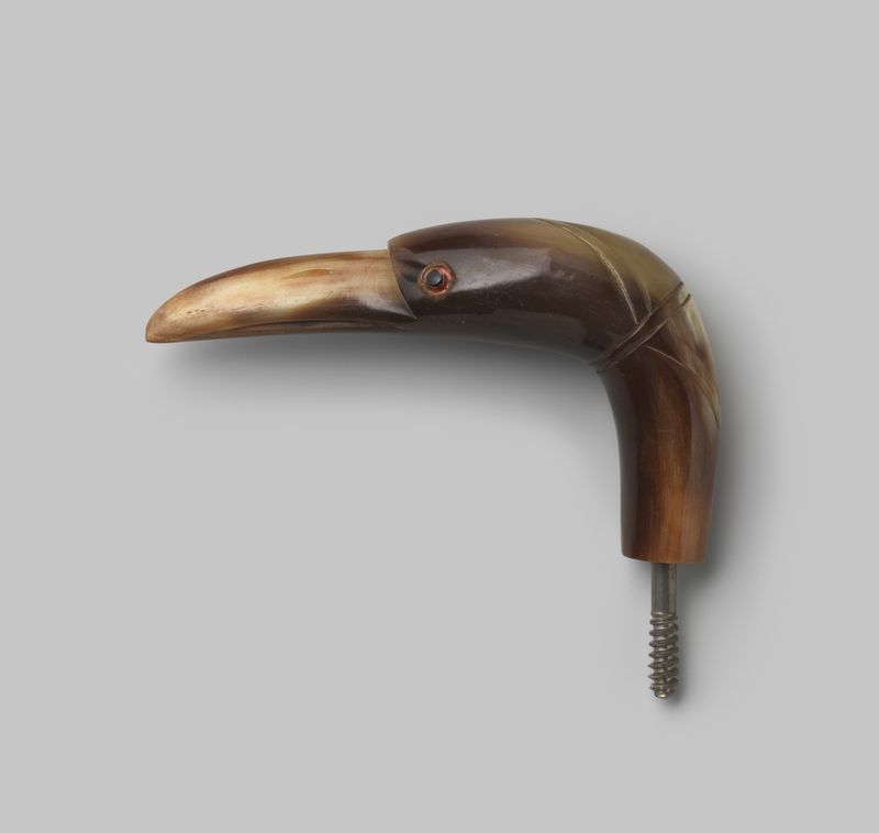 Horn sculpture in the shape of a bird's head by Gelria