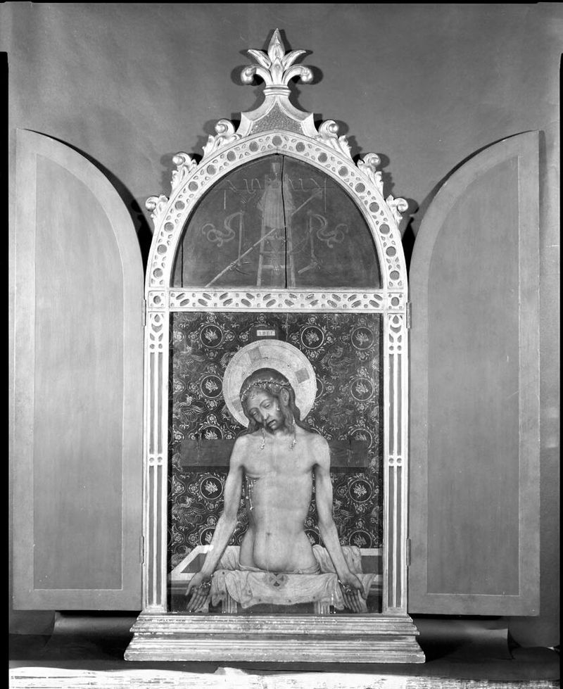 Dead Christ, óleo sobre painel de Michele Giambono, retratando uma figura sem vida em tristeza.