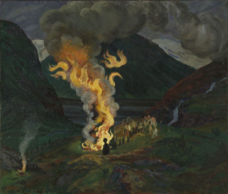 Bonfire celebrating Midsummer Night de Nikolai Astrup, mostrando siluetas alrededor de una hoguera al atardecer