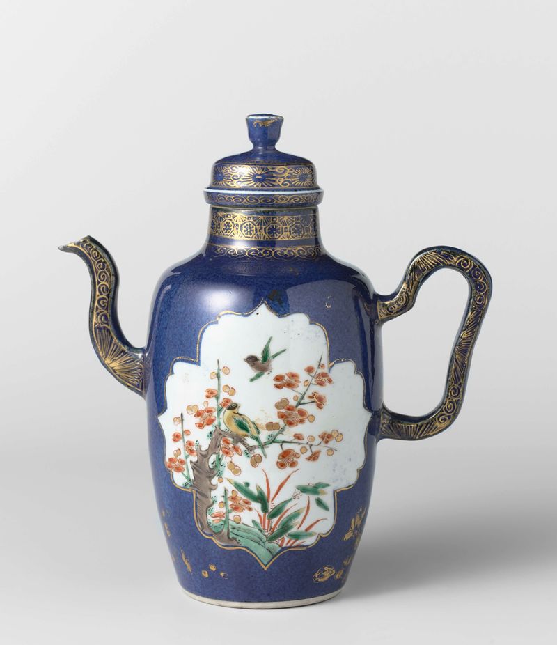 Recipiente de cerámica Flagon de un artista desconocido, mostrando detalles intrincados y tonos terrosos.