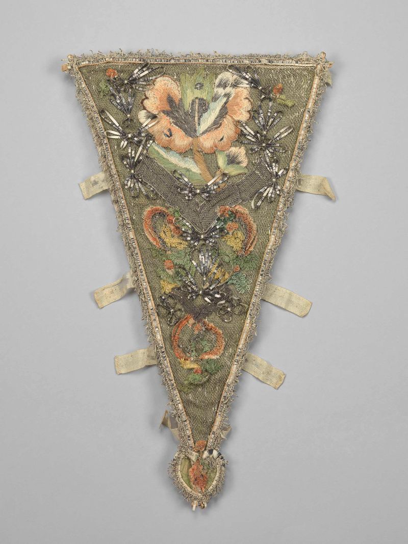 Peça têxtil com seda verde clara e apliques florais de Unknown Artist