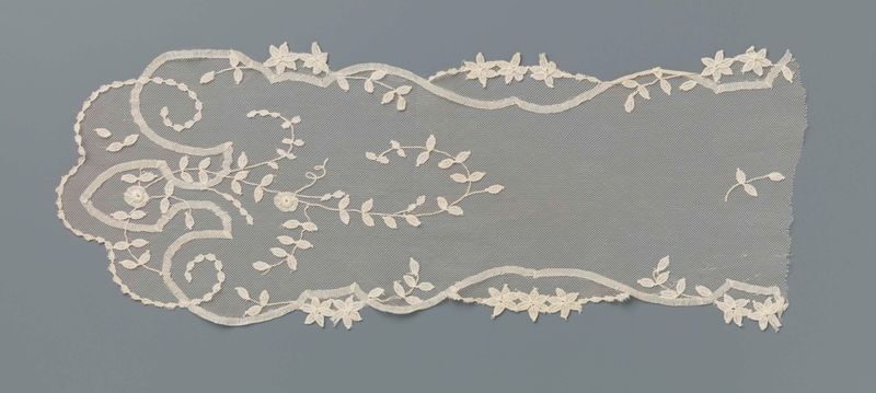 Lacework delicado de artista desconocido, medio encaje, que representa la artesanía y la industrialización.