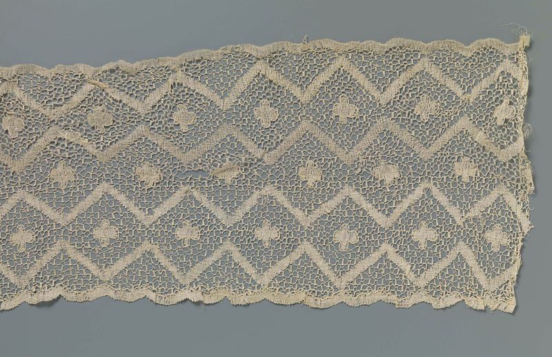 Arte têxtil de renda com rosetas intrincadas e padrões em zigzag de Unknown Artist