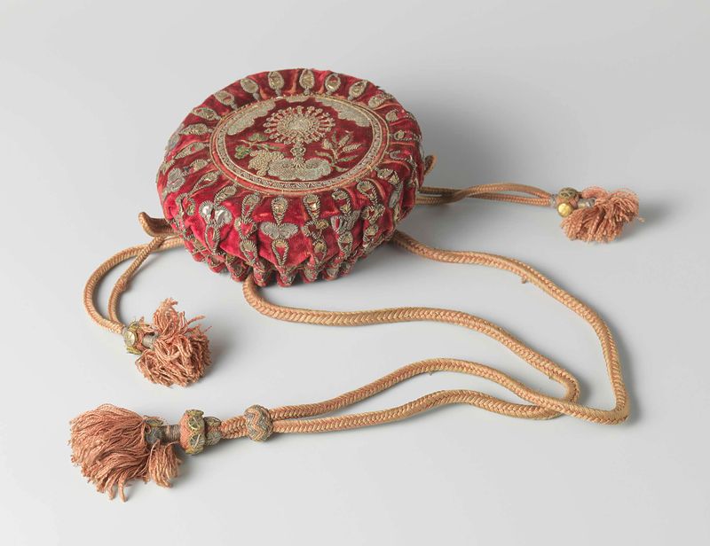 Bordado decorativo com uma monstrança, Unknown Artist, meio desconhecido.