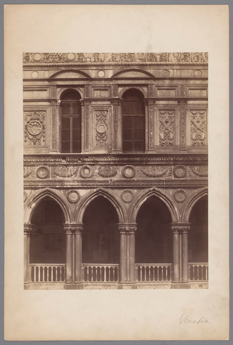 albumen print de Carlo Ponti mostrando uma fachada veneziana com detalhes intrincados e luz quente