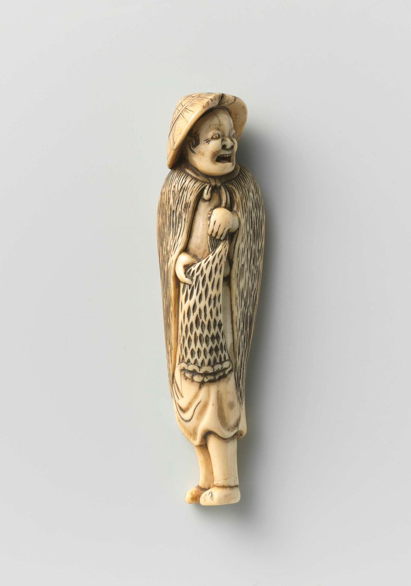 Netsuke de um pescador em roupa de chuva, marfim, artista desconhecido