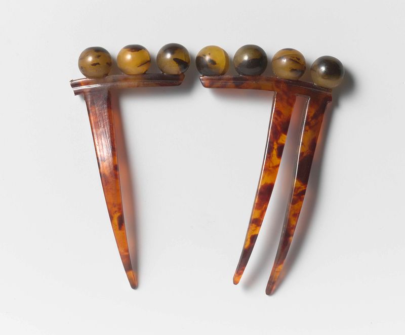 Pente decorativo vitoriano de imitação de tartaruga por Unknown Artist