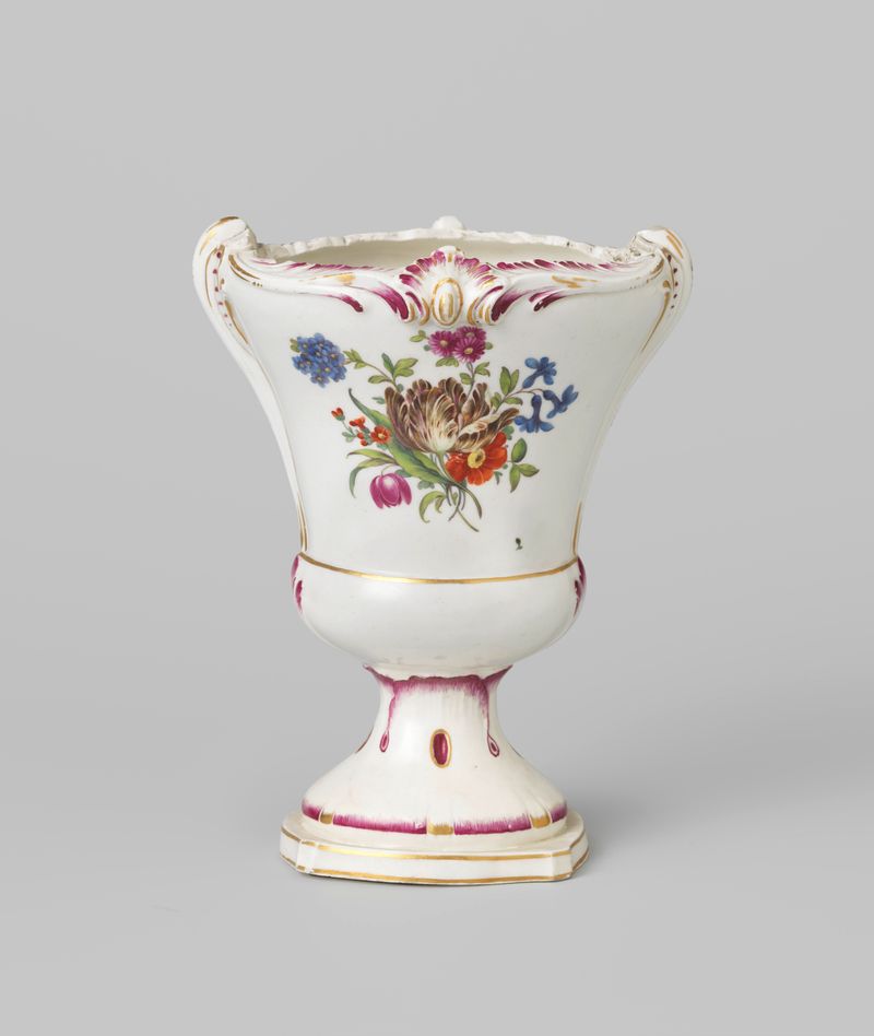 Vaso de porcelana de Manufacture Oud-Loosdrecht com motivos florais em azul e ouro