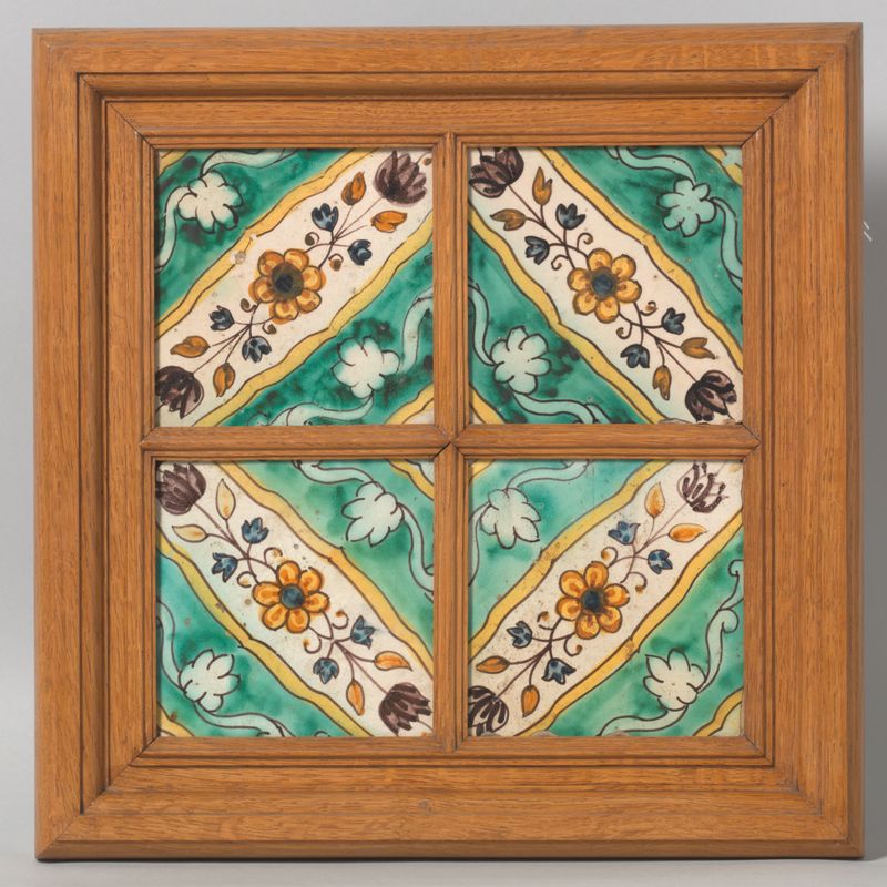 Quatro azulejos de cerâmica de Unknown Artist com designs intrincados.