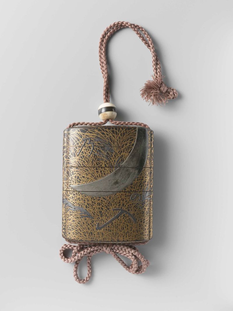 Inro feito de madeira por um artista desconhecido, mostrando a intrincada artesania japonesa.