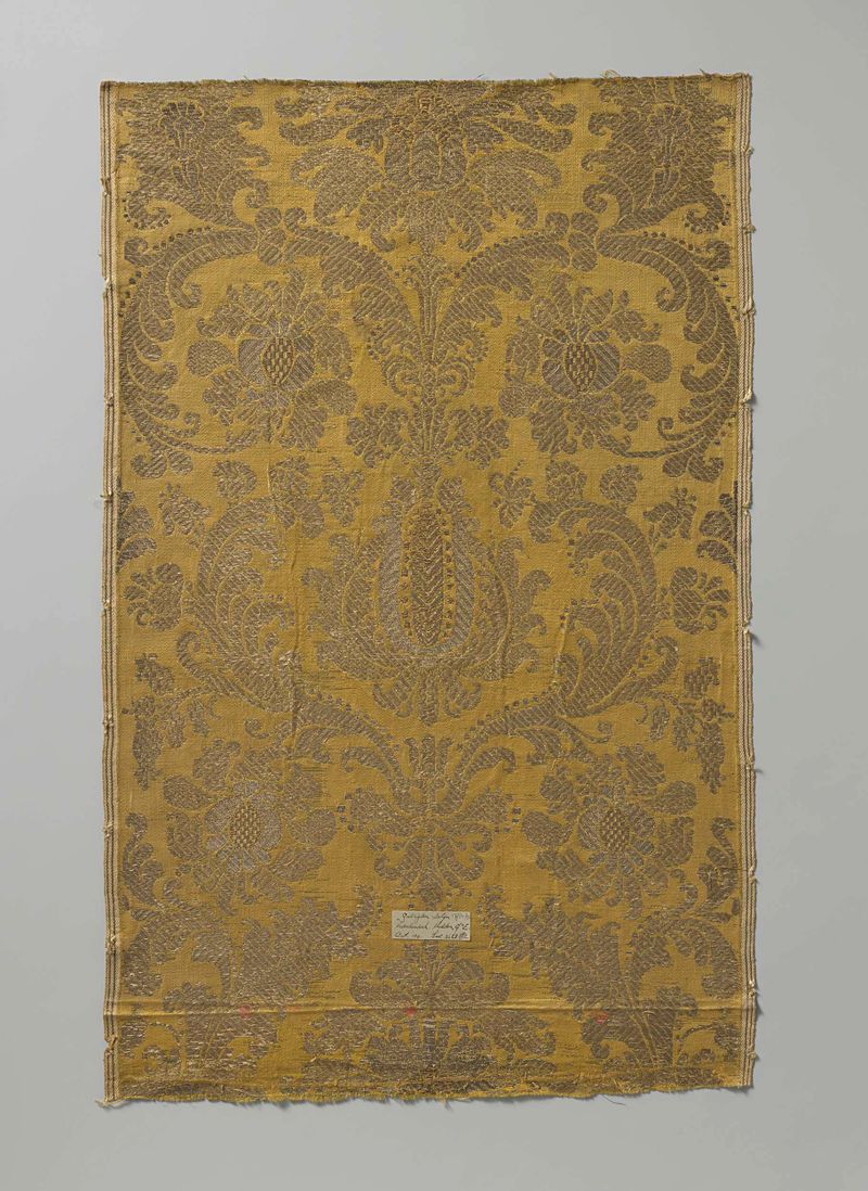 Fragmento de brocado de Unknown Artist con motivos florales y hilos de oro y plata.