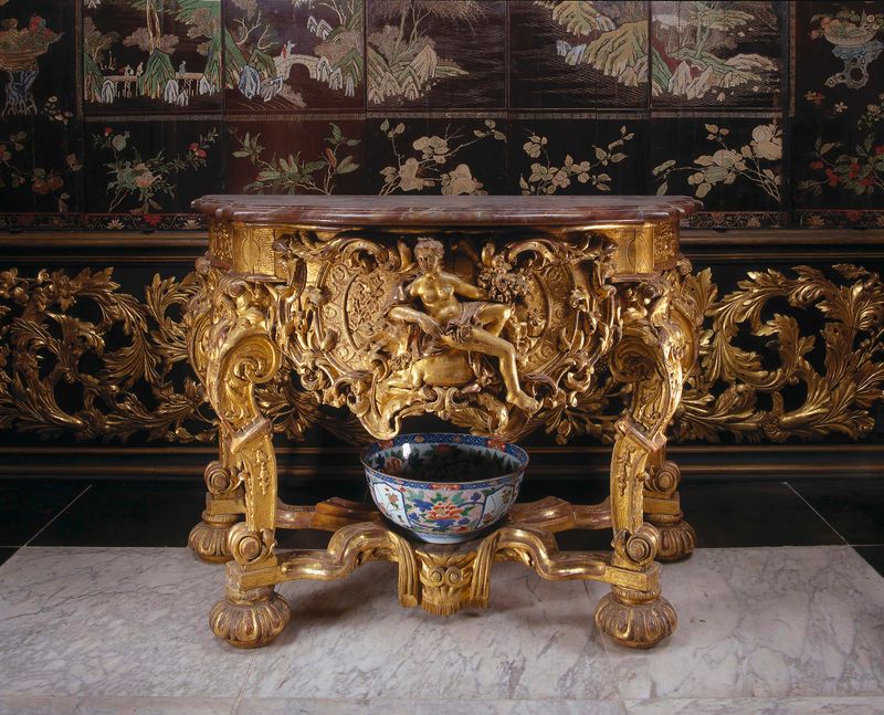 Mesa de madera de tilo dorada con Europa sobre un toro de Unknown Artist.
