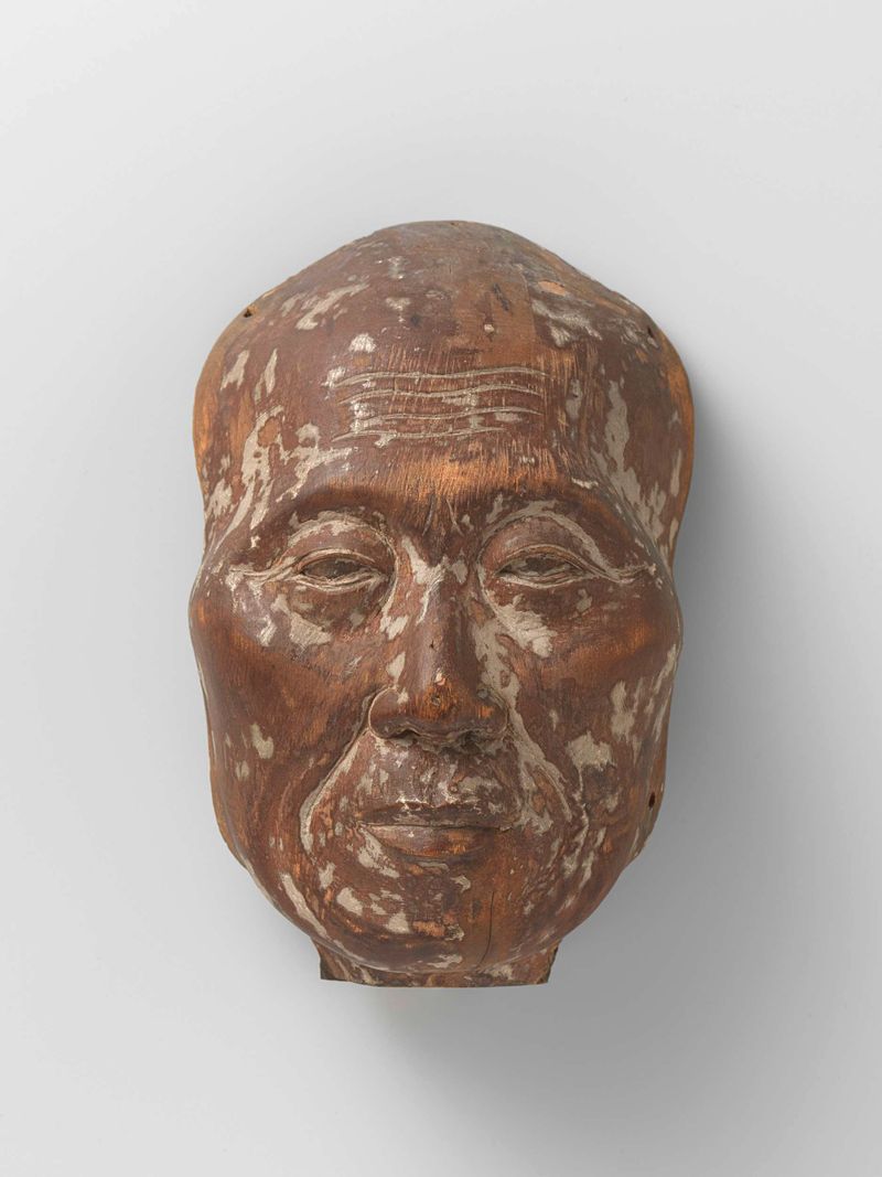 Escultura de madera de la cabeza de un sacerdote por Unknown Artist