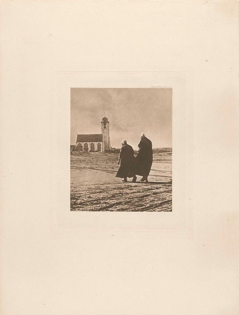 Aguaforte de Alfred Stieglitz mostrando uma figura apressando-se para casa na sombra e na luz.