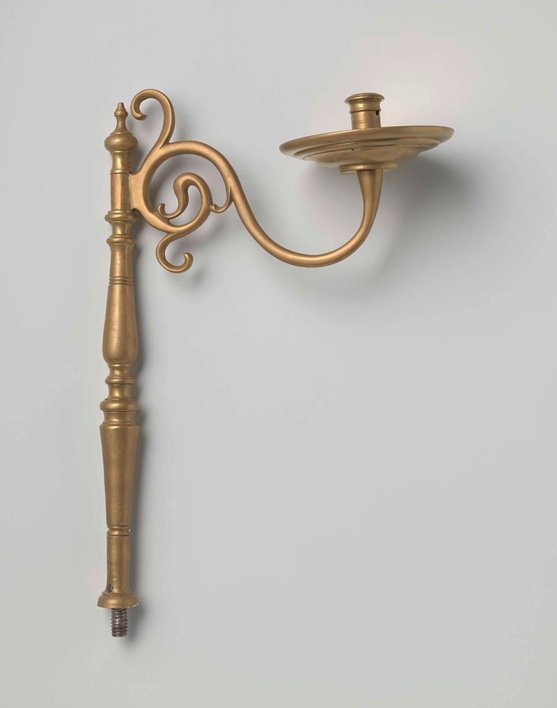 Suporte de vela em bronze de Unknown Artist, exibindo um design elegante.