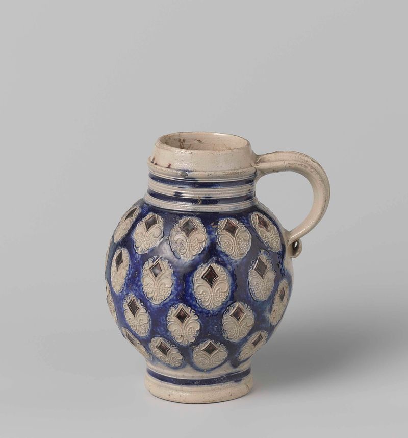 Jarro de cerâmica com medalhões de Artista Desconhecido, com esmalte azul cobalto e branco.