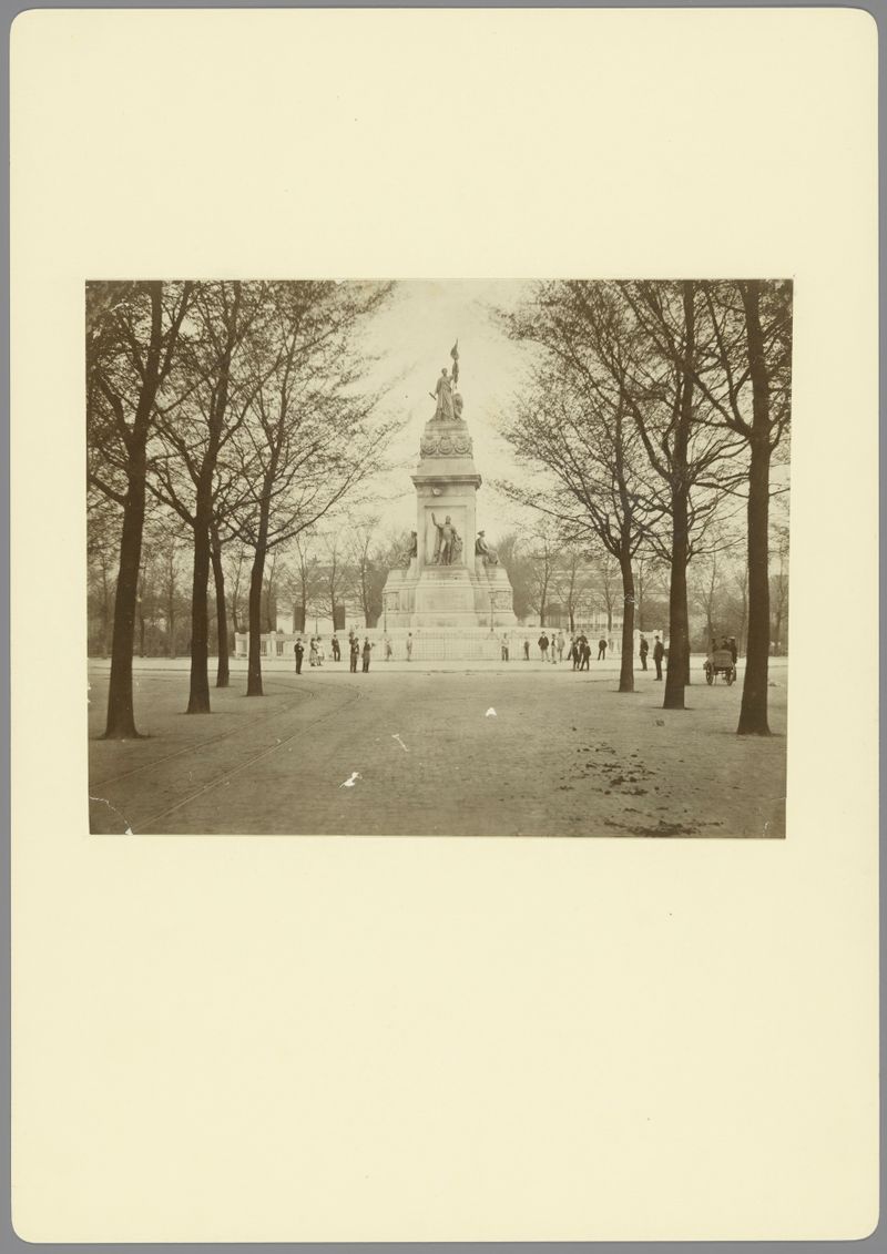 Monumento op Plein 1813 te Den Haag, álbum de impresión de Unknown Artist