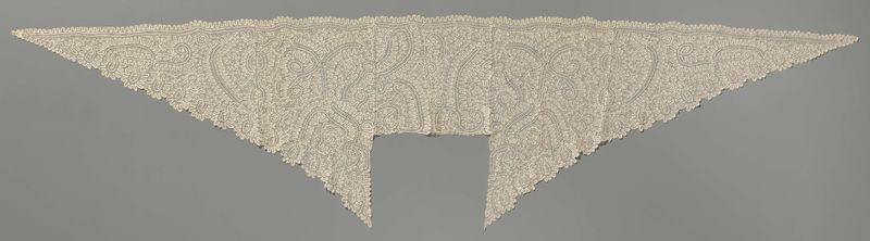 Lace delicado de artista desconocido, medio encaje, con patrones intrincados.