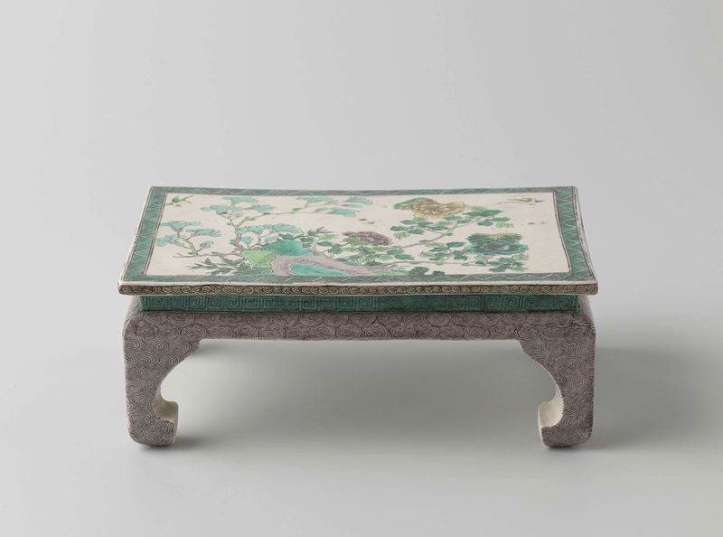 Suporte em forma de mesa miniatura com plantas floridas, meio desconhecido, Artista desconhecido