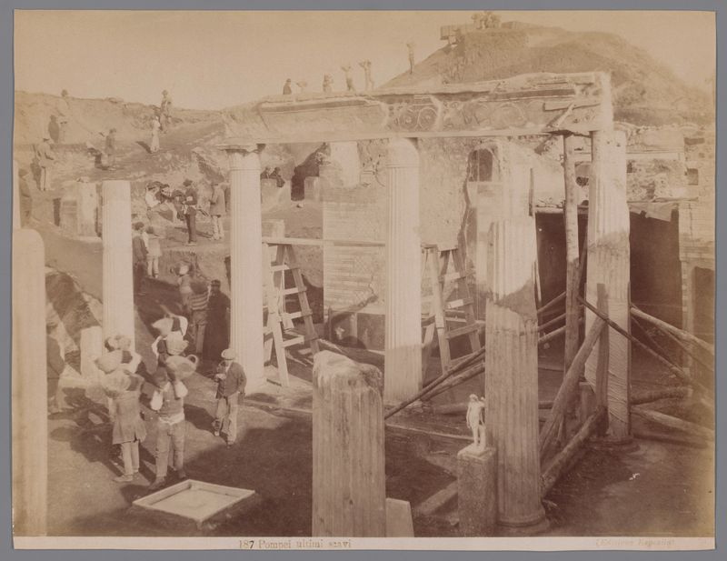 Cena de escavação histórica em Pompeia, impressão em albumina de artista desconhecido