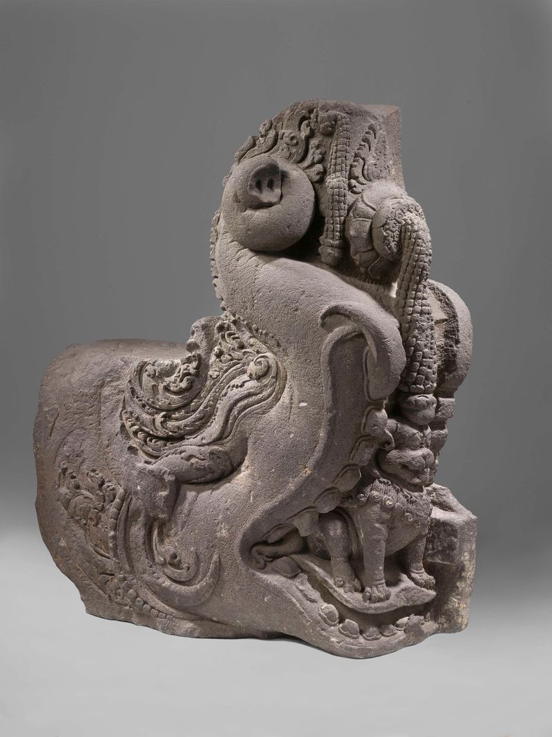 Escultura de Makara en piedra de artista desconocido con características de león y dragón.